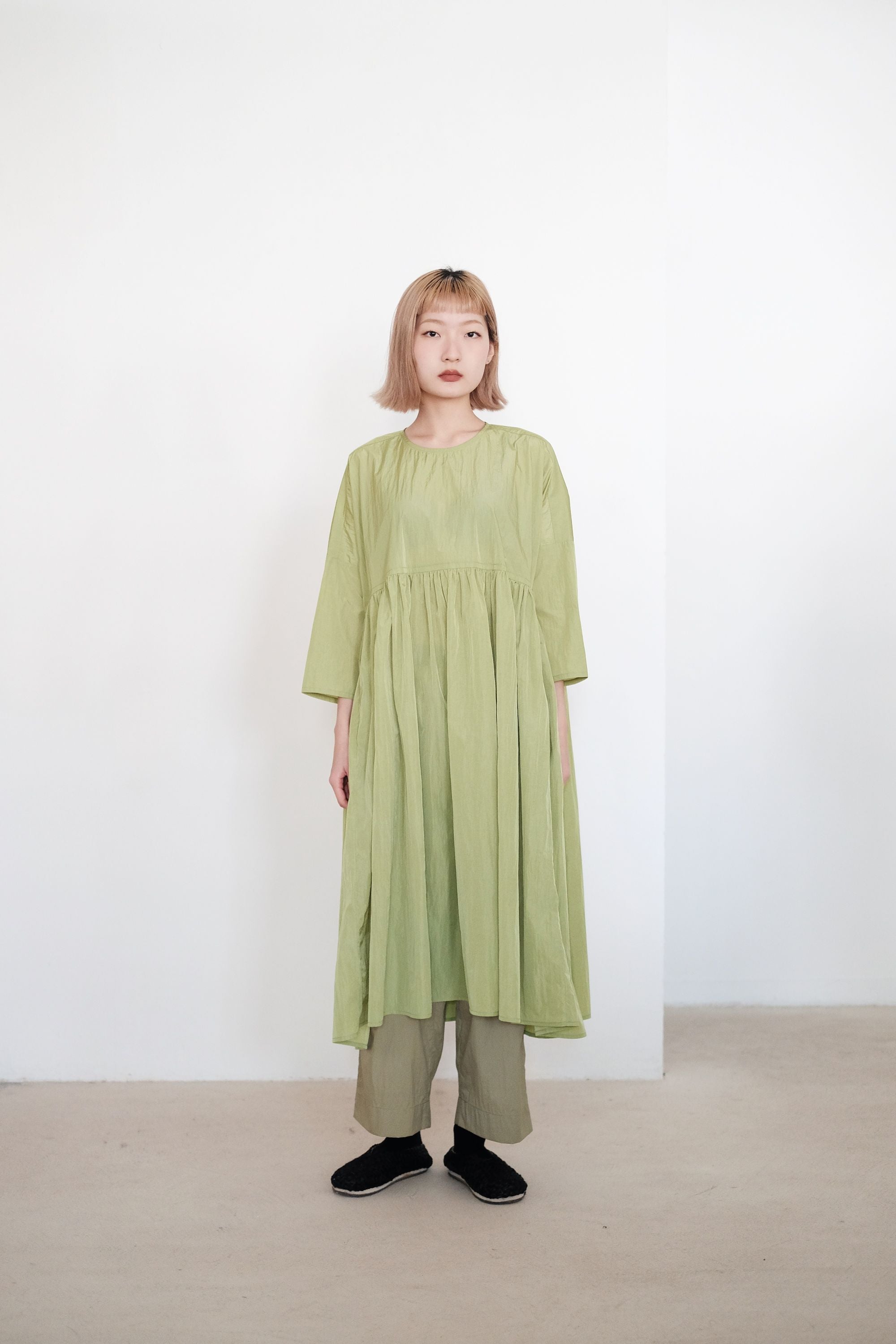 MIA DRESS (GREEN) | 青草綠色寬鬆碎摺長裙