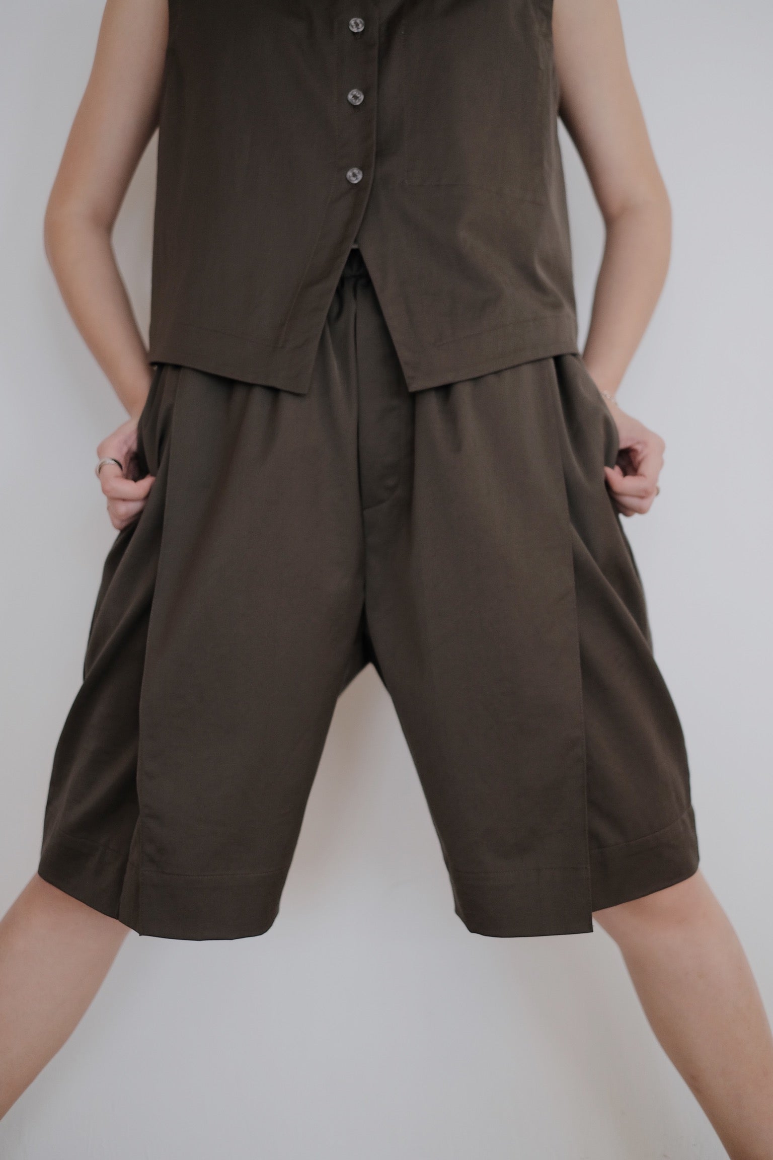 ARIA PLEAT-DETAIL SHORTS (OLIVE)