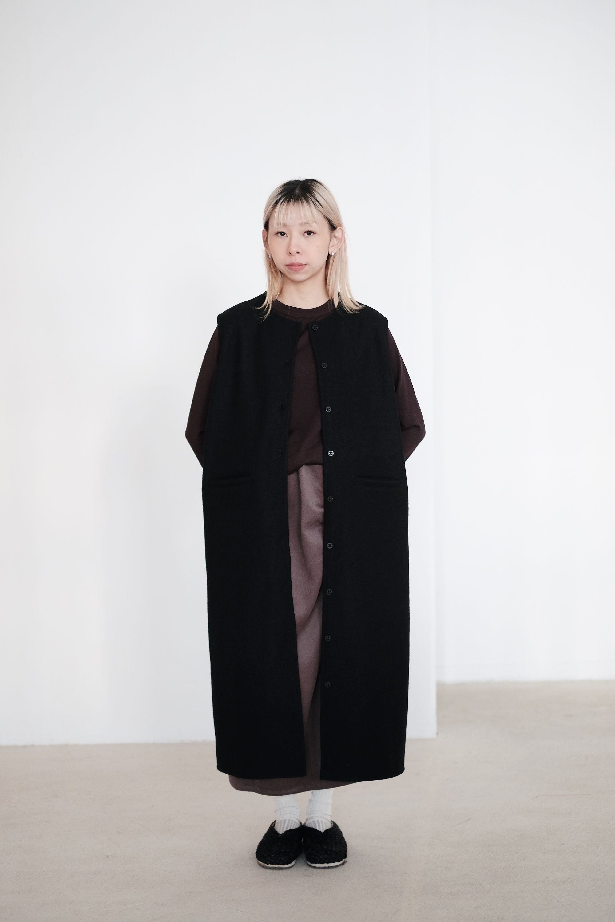 EADA SLEEVELESS COAT (BLACK)