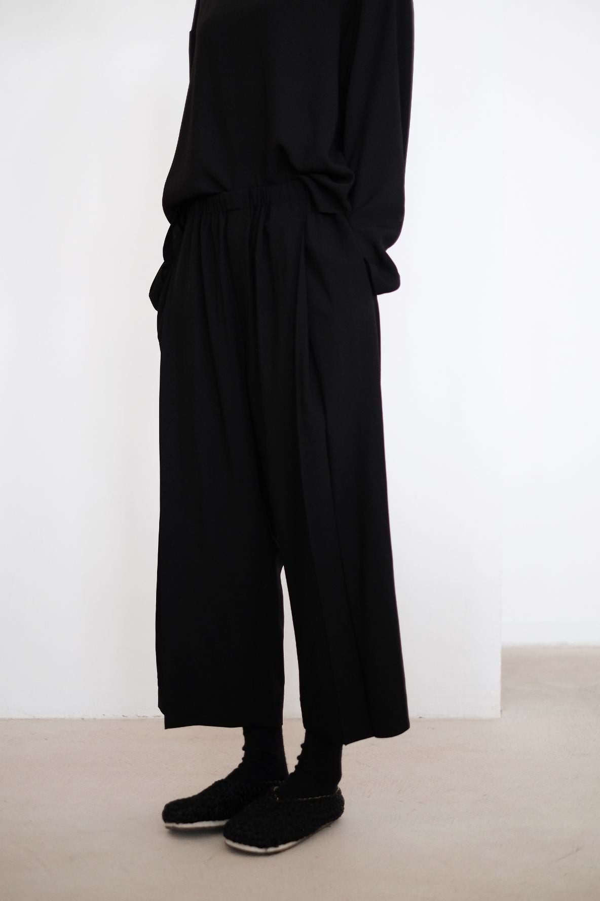 ARIA PLEAT-DETAIL PANTS (BLACK)