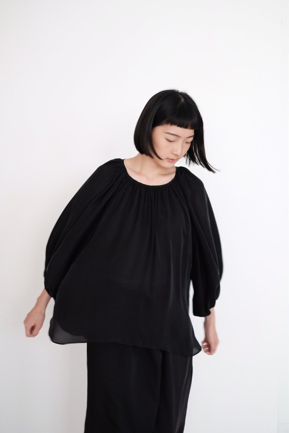 HELLO MY BEAUTIFUL BUBBLE LINEN BLOUSE (BLACK)