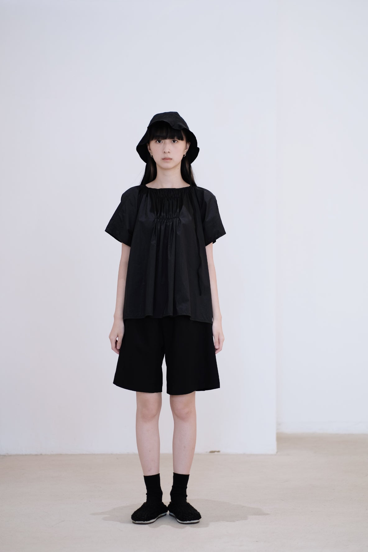 PAIGE GATHERED BLOUSE (BLACK)