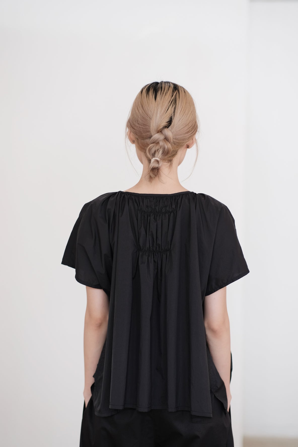 PAIGE GATHERED BLOUSE (BLACK)