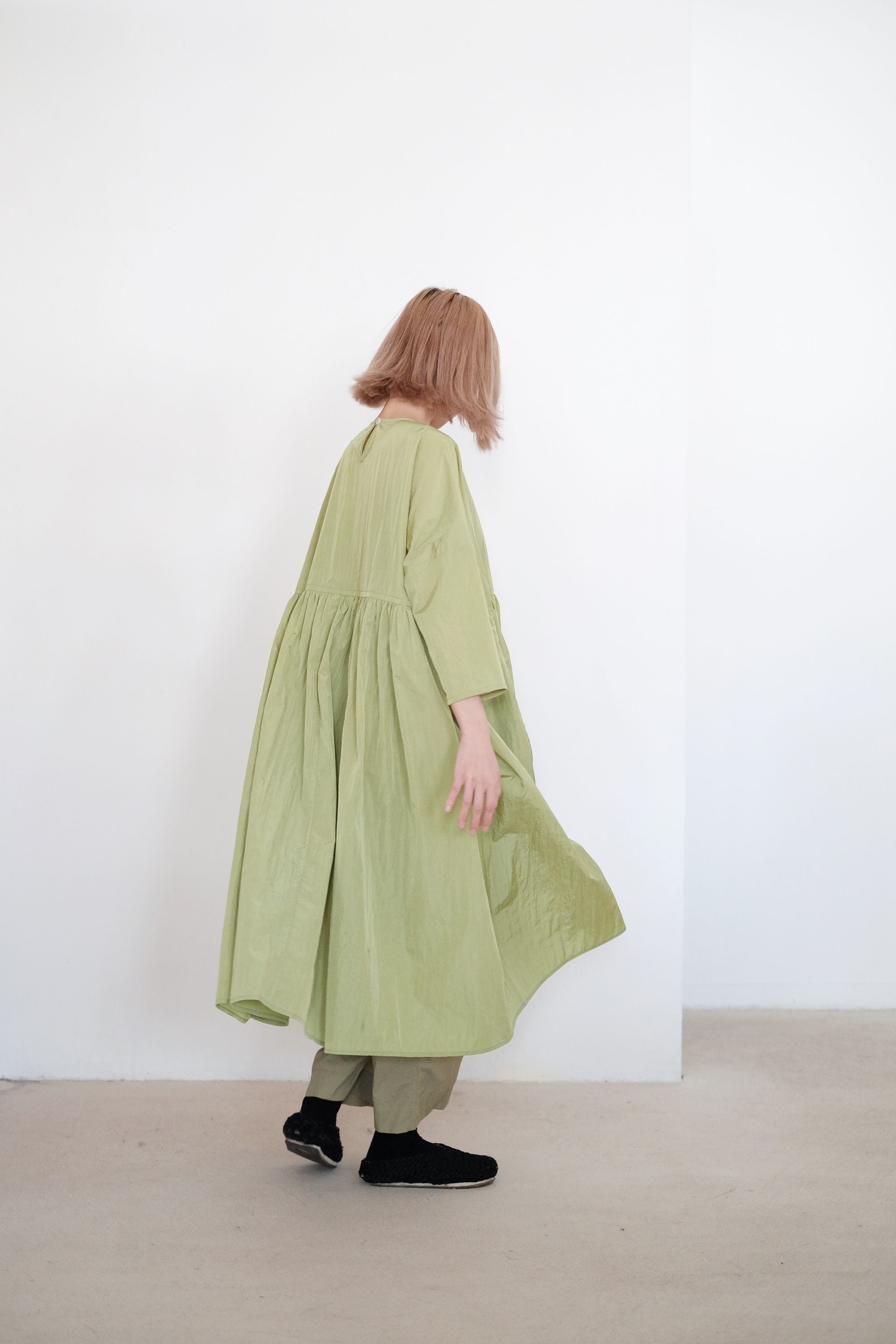 MIA DRESS (GREEN) | 青草綠色寬鬆碎摺長裙