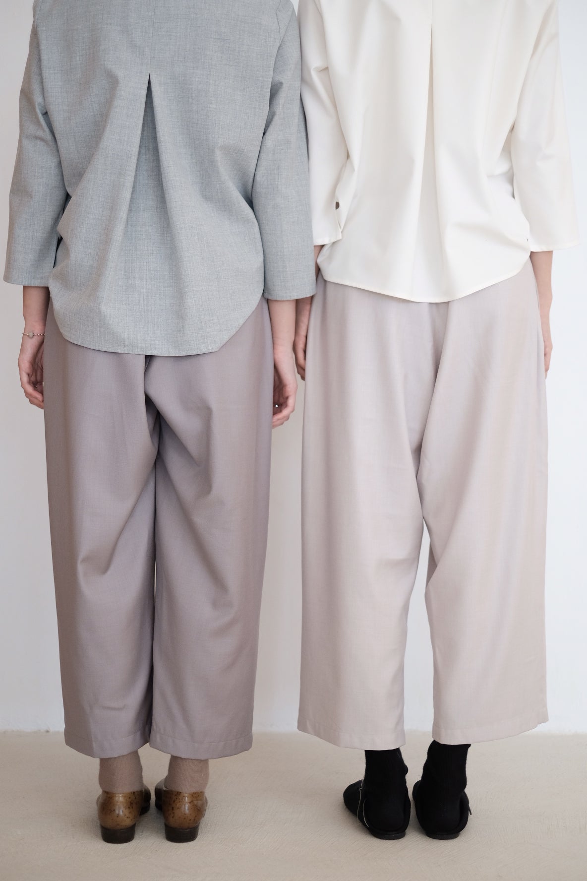 THE GARNET TROUSERS (LIGHT GREY)