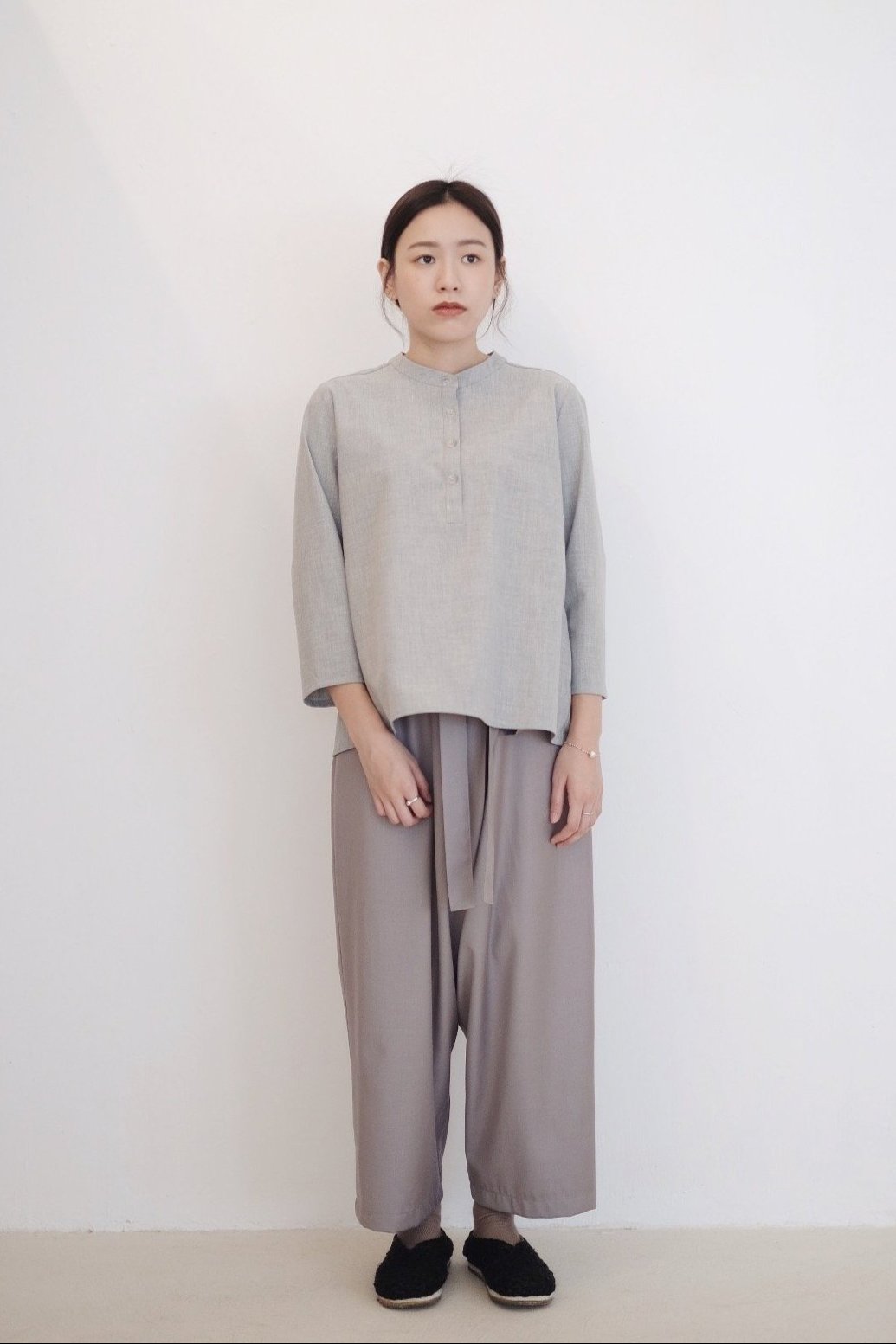 THE GARNET TROUSERS (LIGHT GREY)