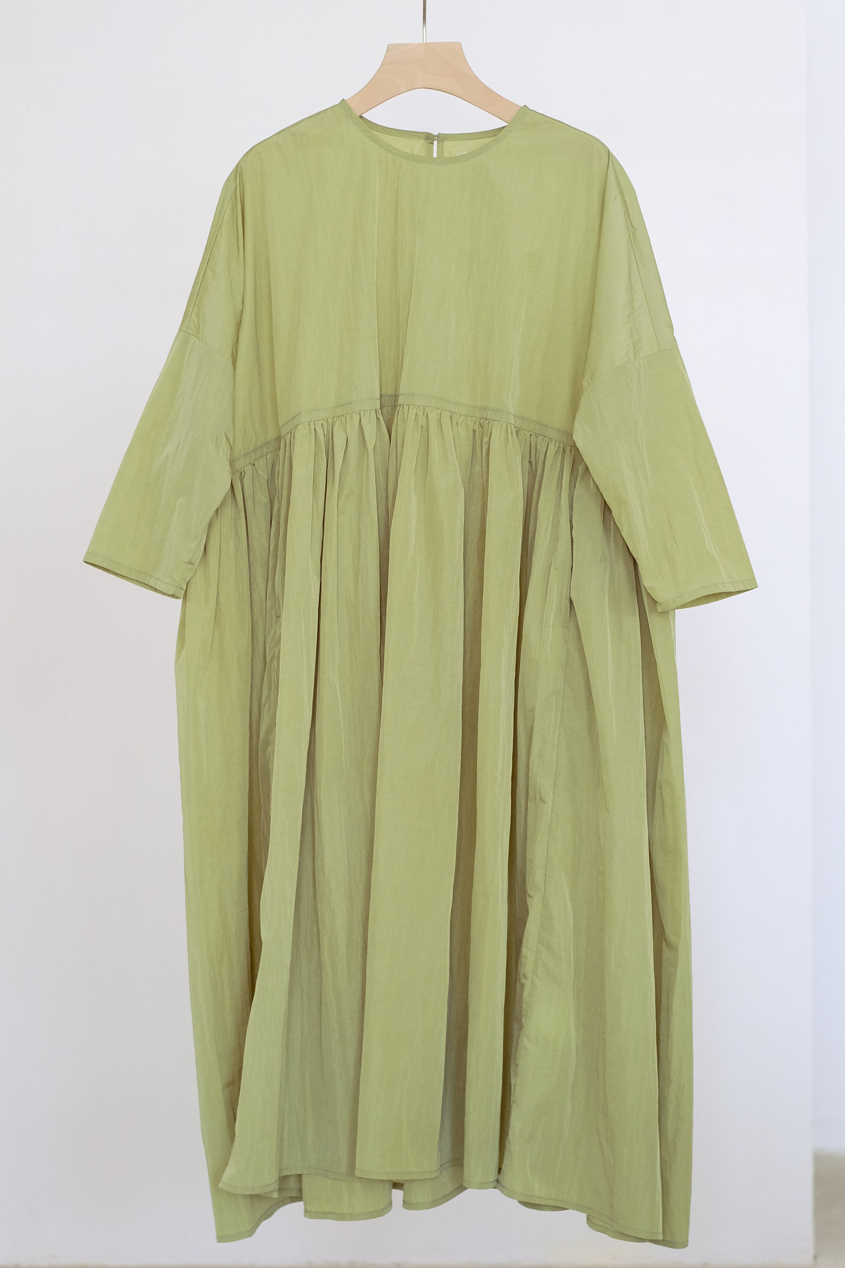 MIA DRESS (GREEN) | 青草綠色寬鬆碎摺長裙