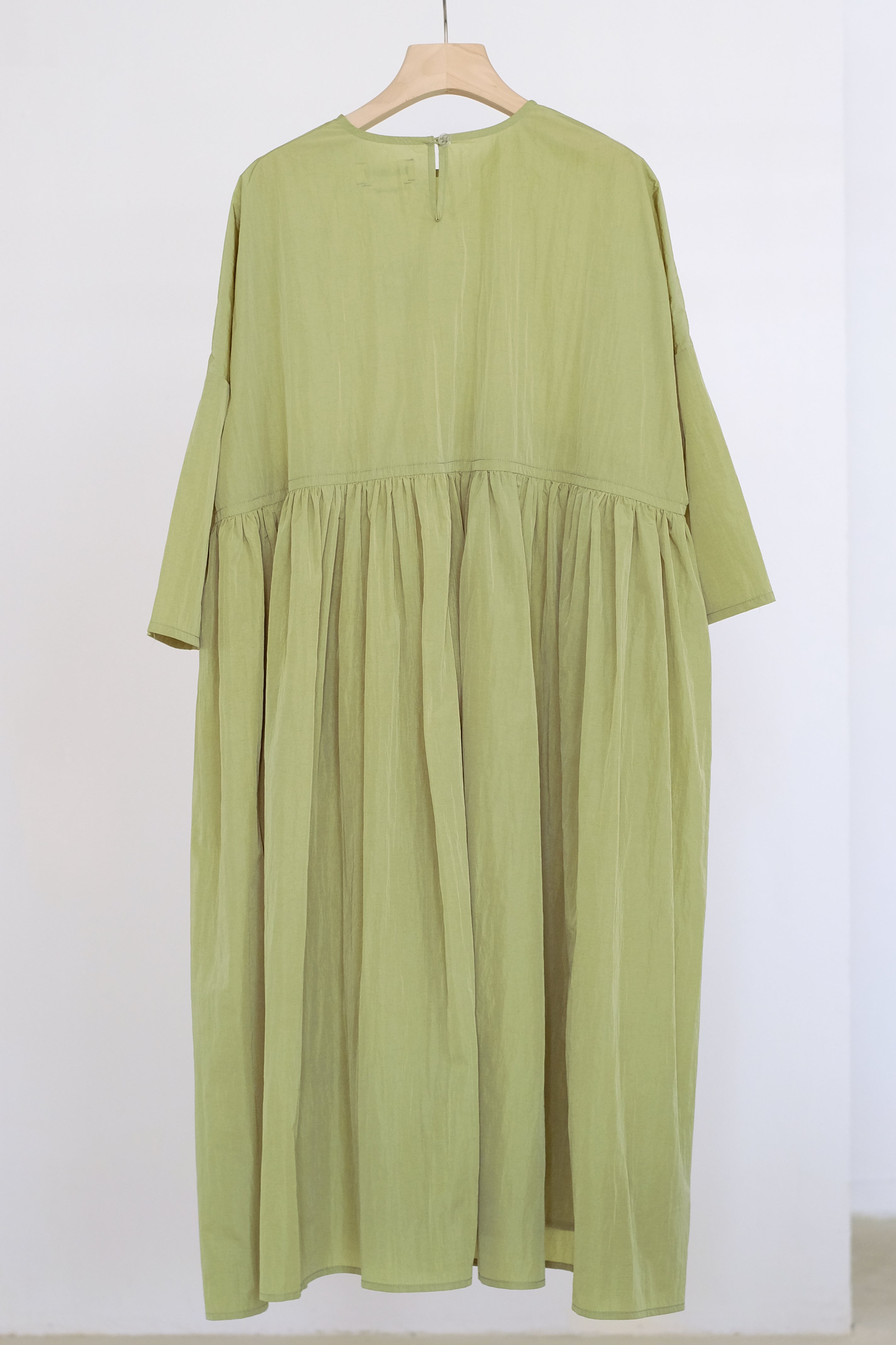 MIA DRESS (GREEN) | 青草綠色寬鬆碎摺長裙