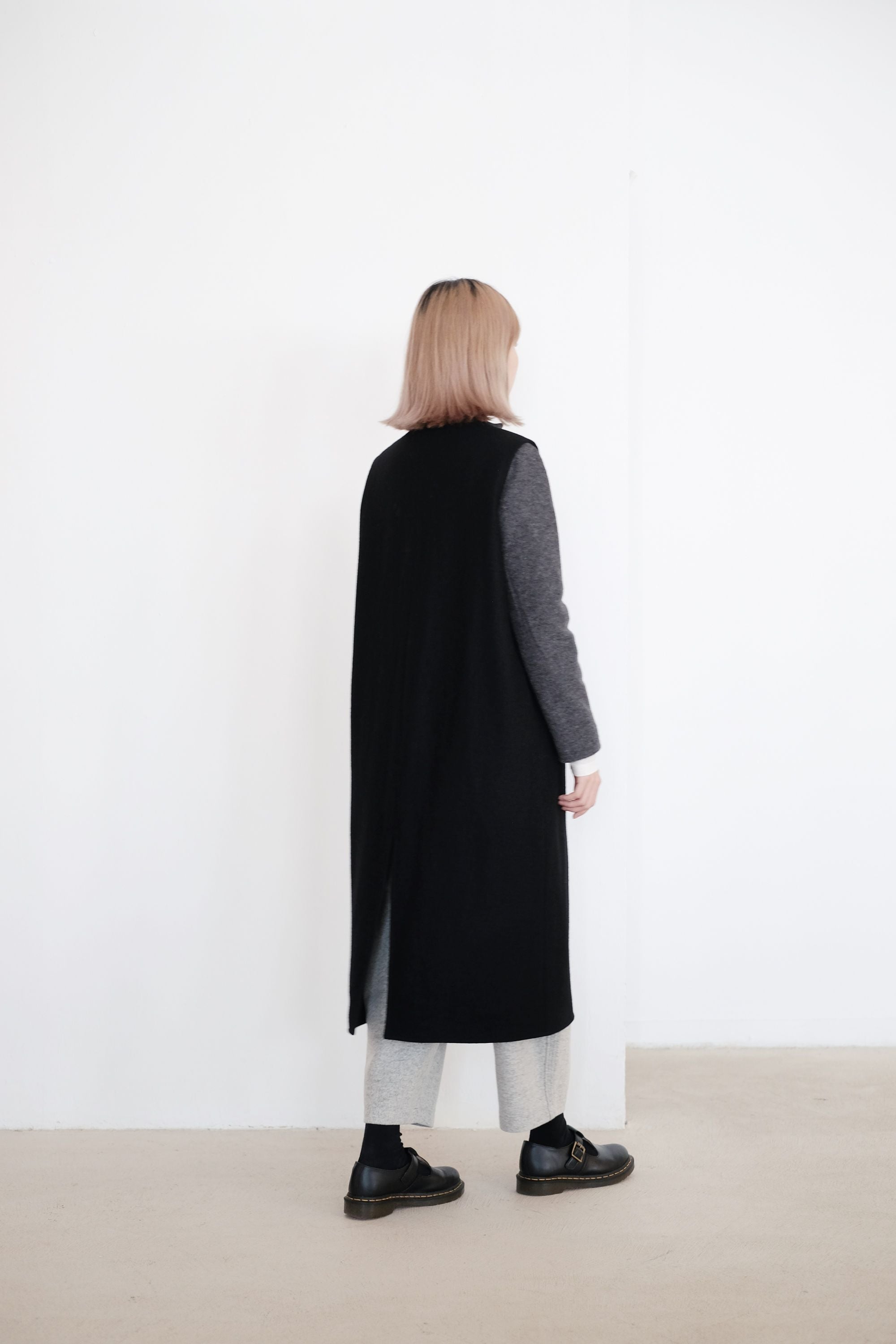 EADA SLEEVELESS COAT (BLACK)