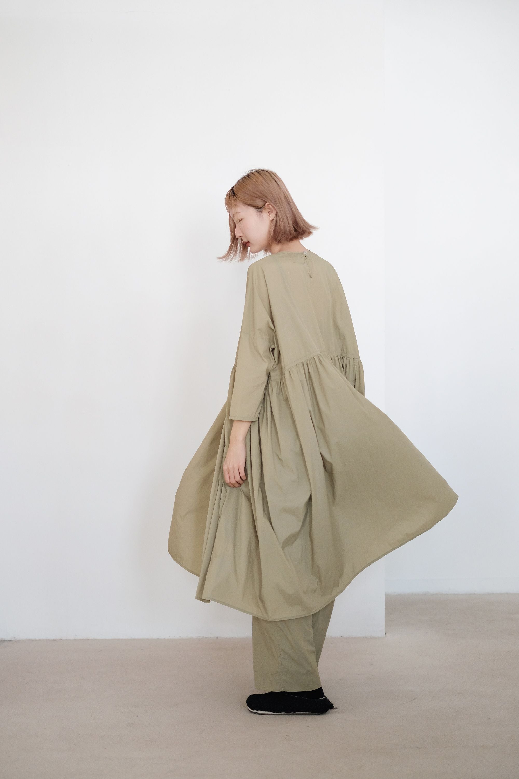 MIA DRESS (OLIVE) | 淺橄欖色寬鬆碎摺長裙