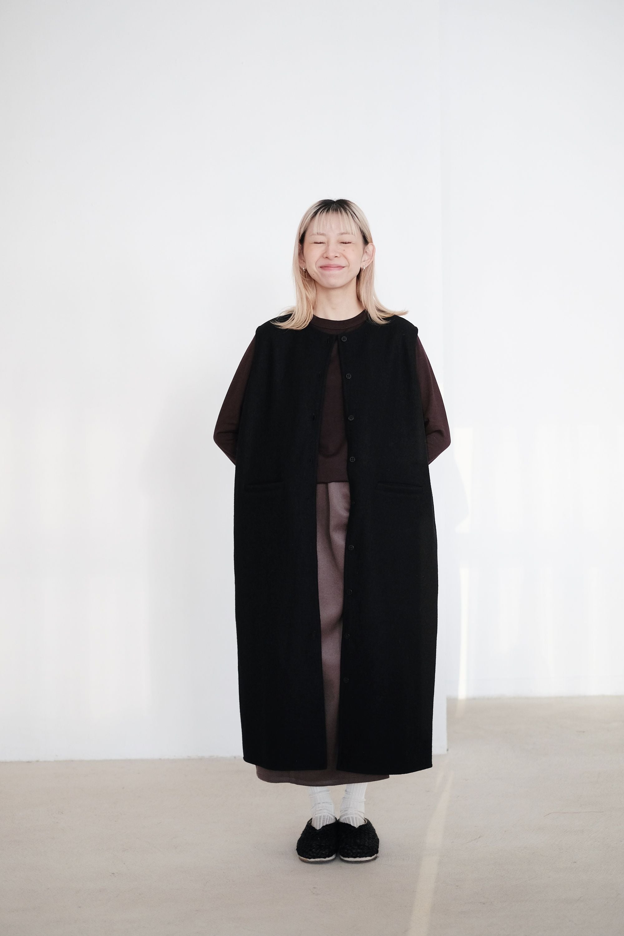 EADA SLEEVELESS COAT (BLACK)