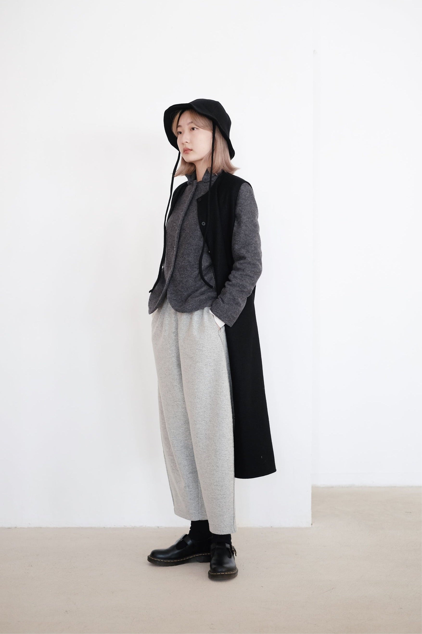 EADA SLEEVELESS COAT (BLACK)