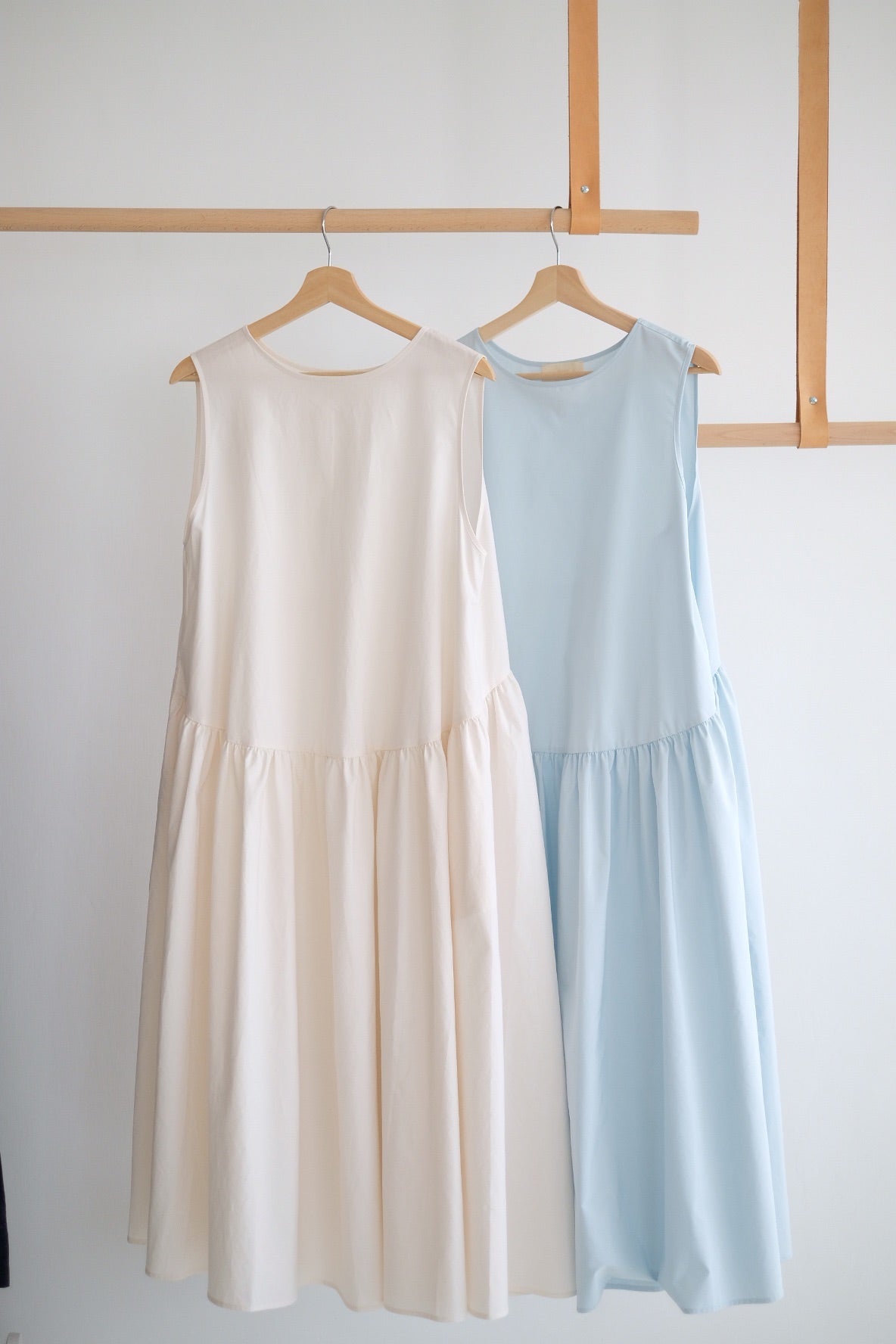 SLEEVELESS MILLET DRESS (WHITE)