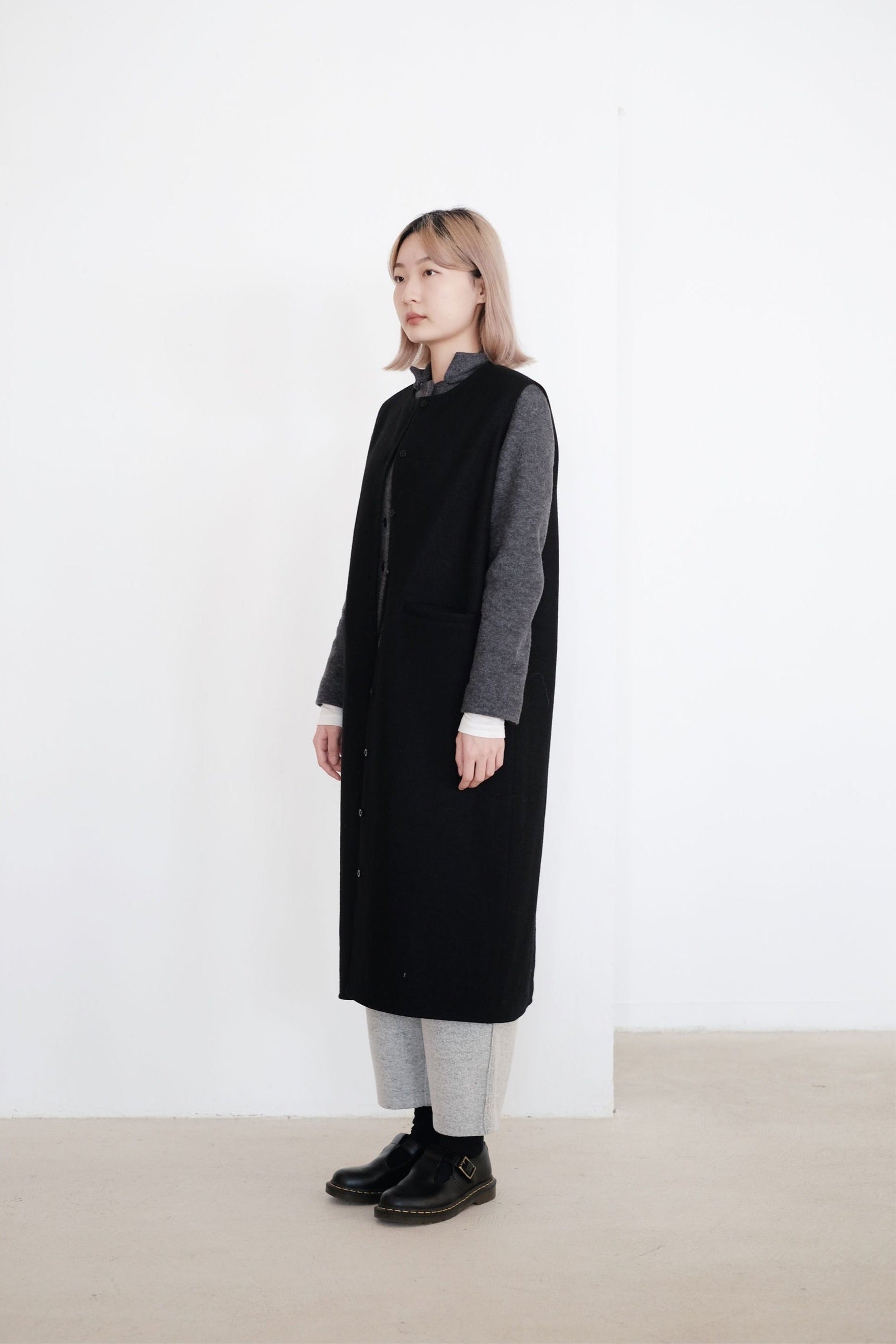 EADA SLEEVELESS COAT (BLACK)