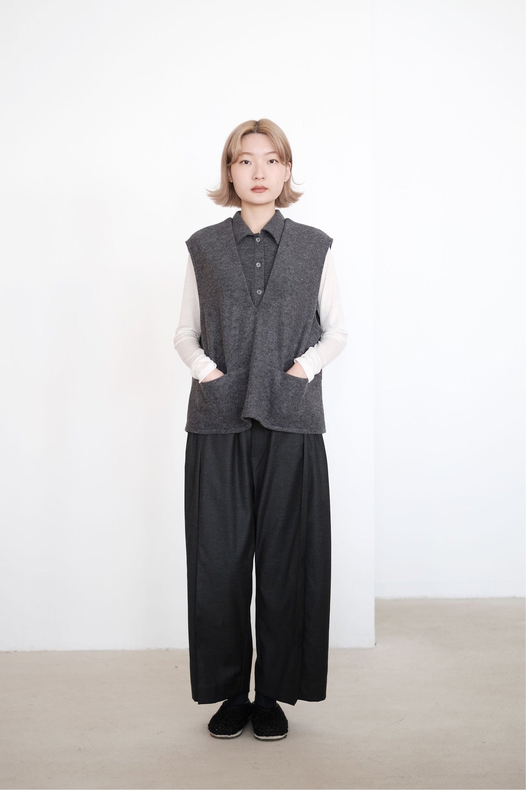 ARIA PLEAT-DETAIL PANTS (DARK GREY)