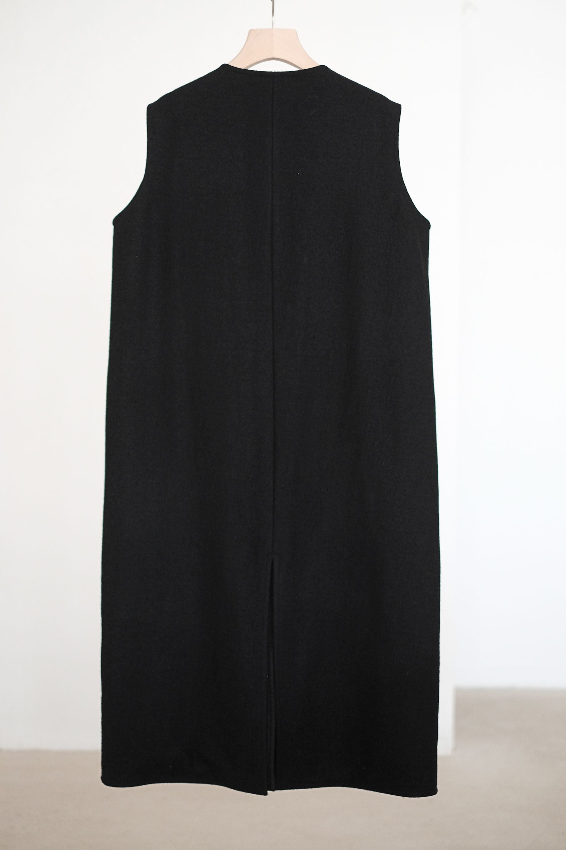 EADA SLEEVELESS COAT (BLACK)